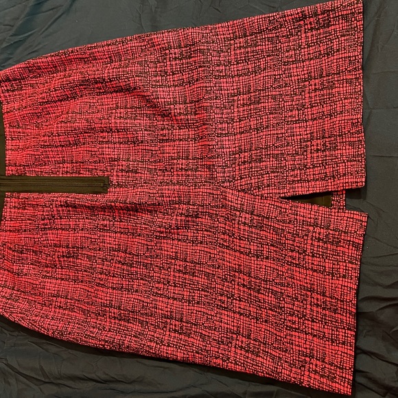 Fab pink & black pencil skirt w/ black waistband and zippered back. So classic! - Picture 2 of 6